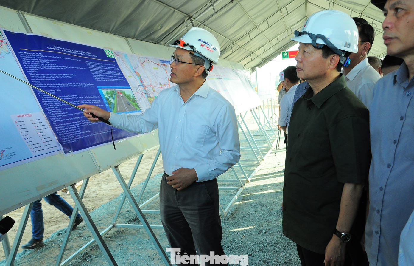 Đại diện Ban Quản lý dự án Mỹ Thuận báo cáo tiến độ dự án cao tốc Cần Thơ - Cà Mau. Ảnh: CK