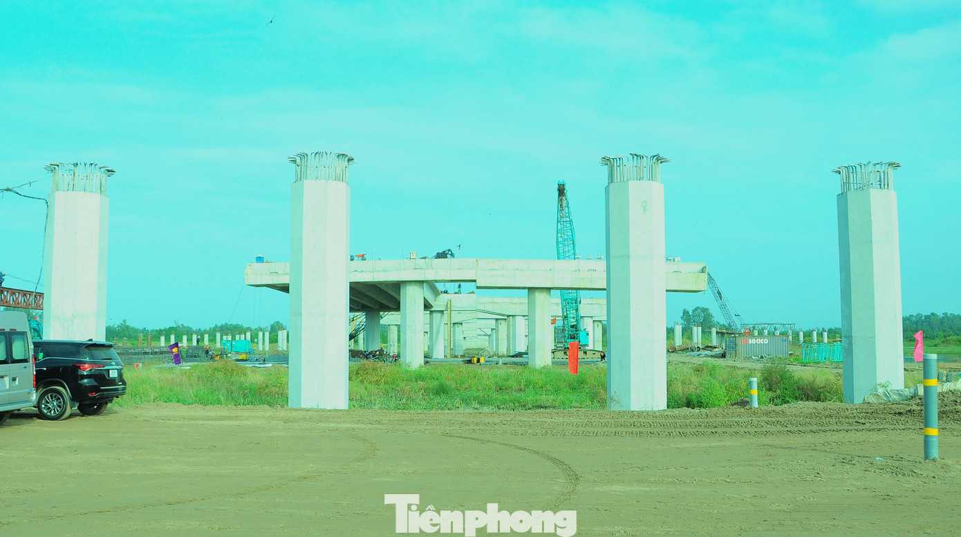 Thi công cầu vượt tại điểm giao cắt hai dự án cao tốc trục ngang và trục dọc lớn nhất miền Tây hiện nay. Ảnh: CK