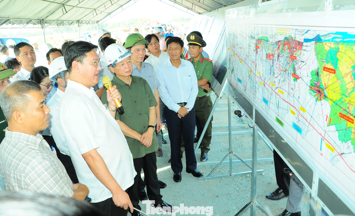 Đại diện chủ đầu tư dự án thành phần 3 cao tốc Châu Đốc - Cần Thơ - Sóc Trăng (đoạn quan Hậu Giang) báo cáo với Phó Thủ tướng. Ảnh: CK