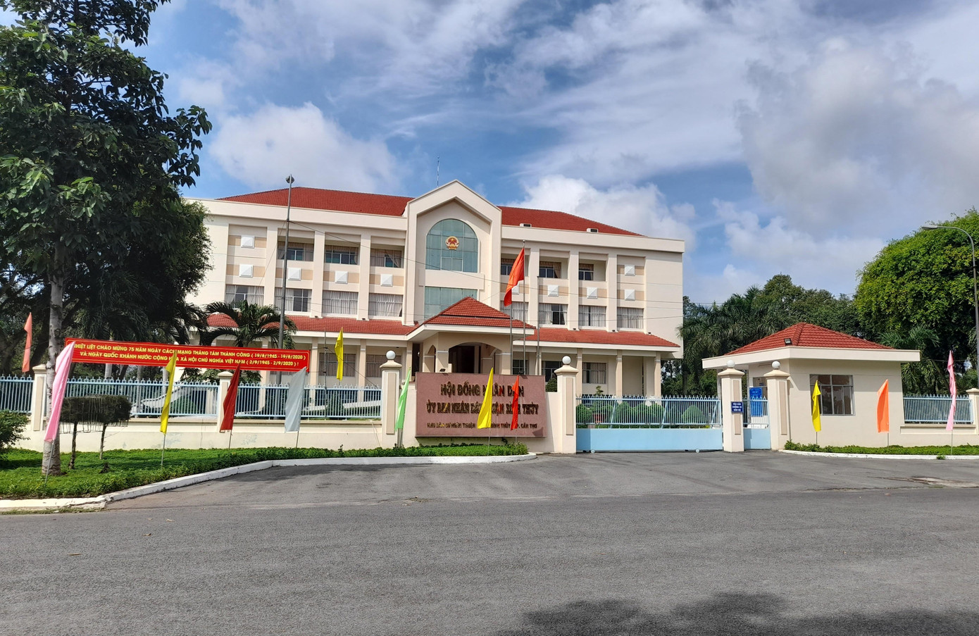 Trụ sở UBND quận Bình Thủy, một trong hai quận (cùng với Ninh Kiều) có tỷ lệ người được hỏi đánh giá “Rất không hài lòng” và “Không hài lòng” cao nhất. Ảnh: CK Trụ sở UBND quận Bình Thủy, một trong hai quận (cùng với Ninh Kiều) có tỷ lệ người được hỏi đánh giá “Rất không hài lòng” và “Không hài lòng” cao nhất. Ảnh: CK