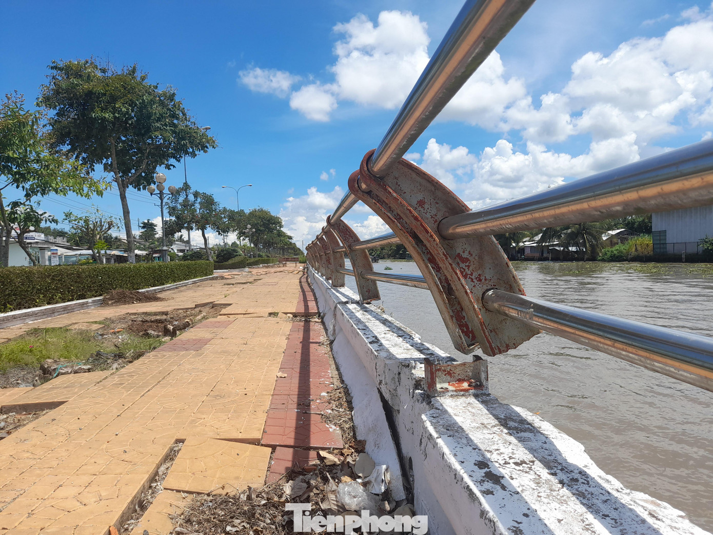 Thậm chí một số trụ sắt lan can đã gãy bật.