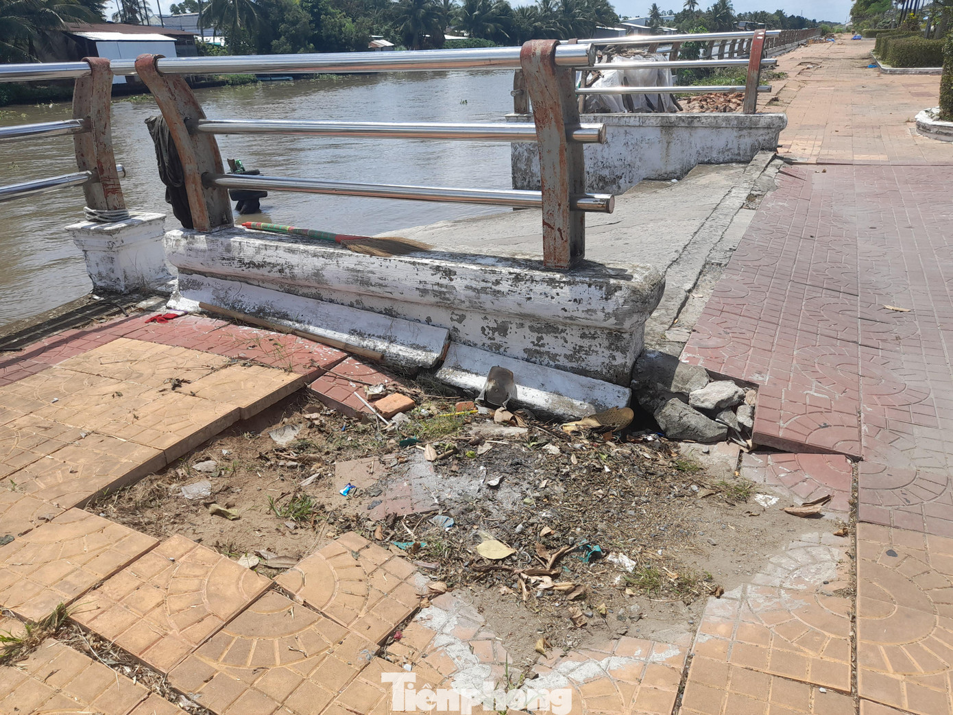Khu vực bến đò cũng bị sụt lún, hư hỏng.