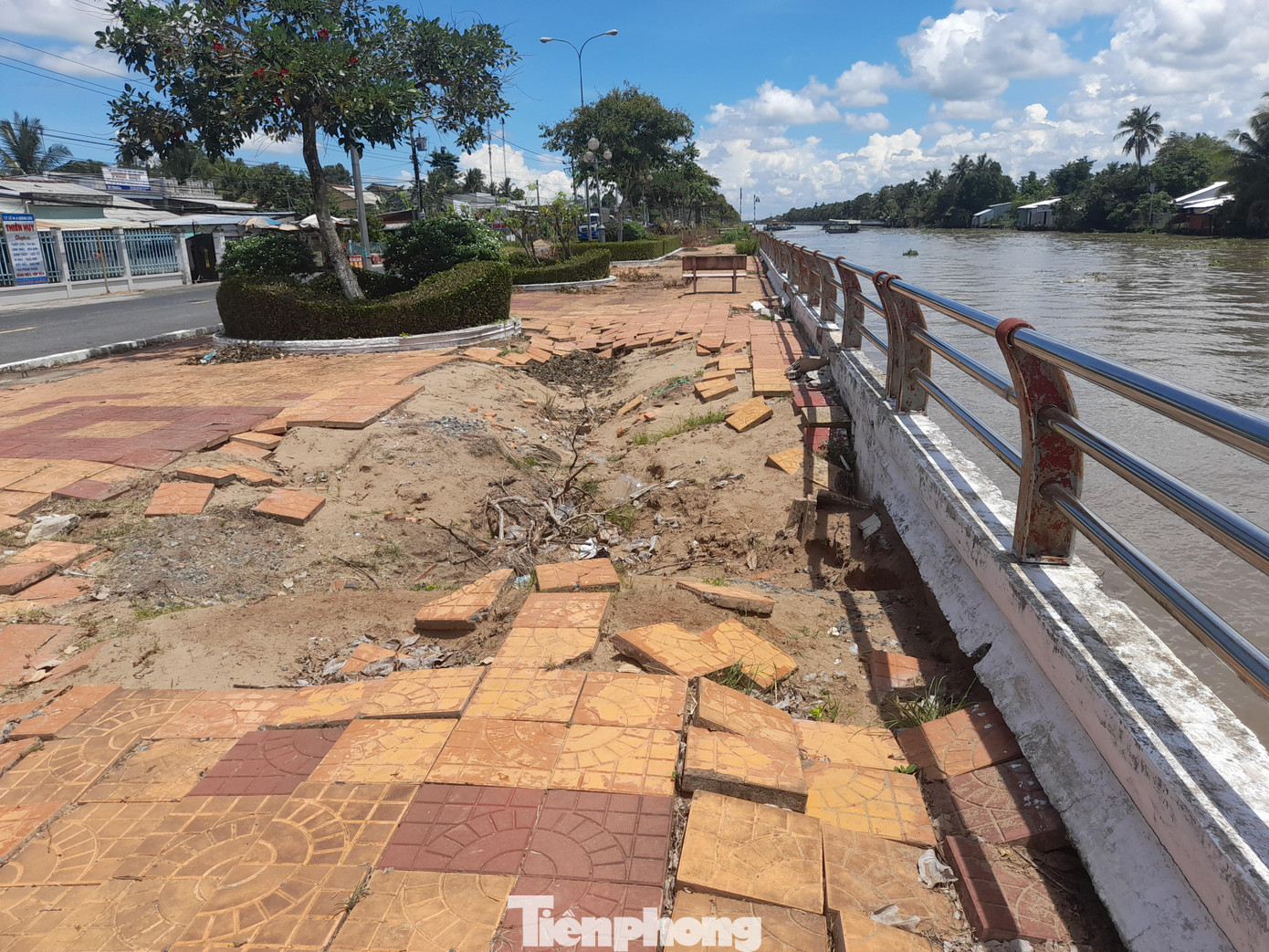 Sụt lún, hư hỏng từng mảng lớn.