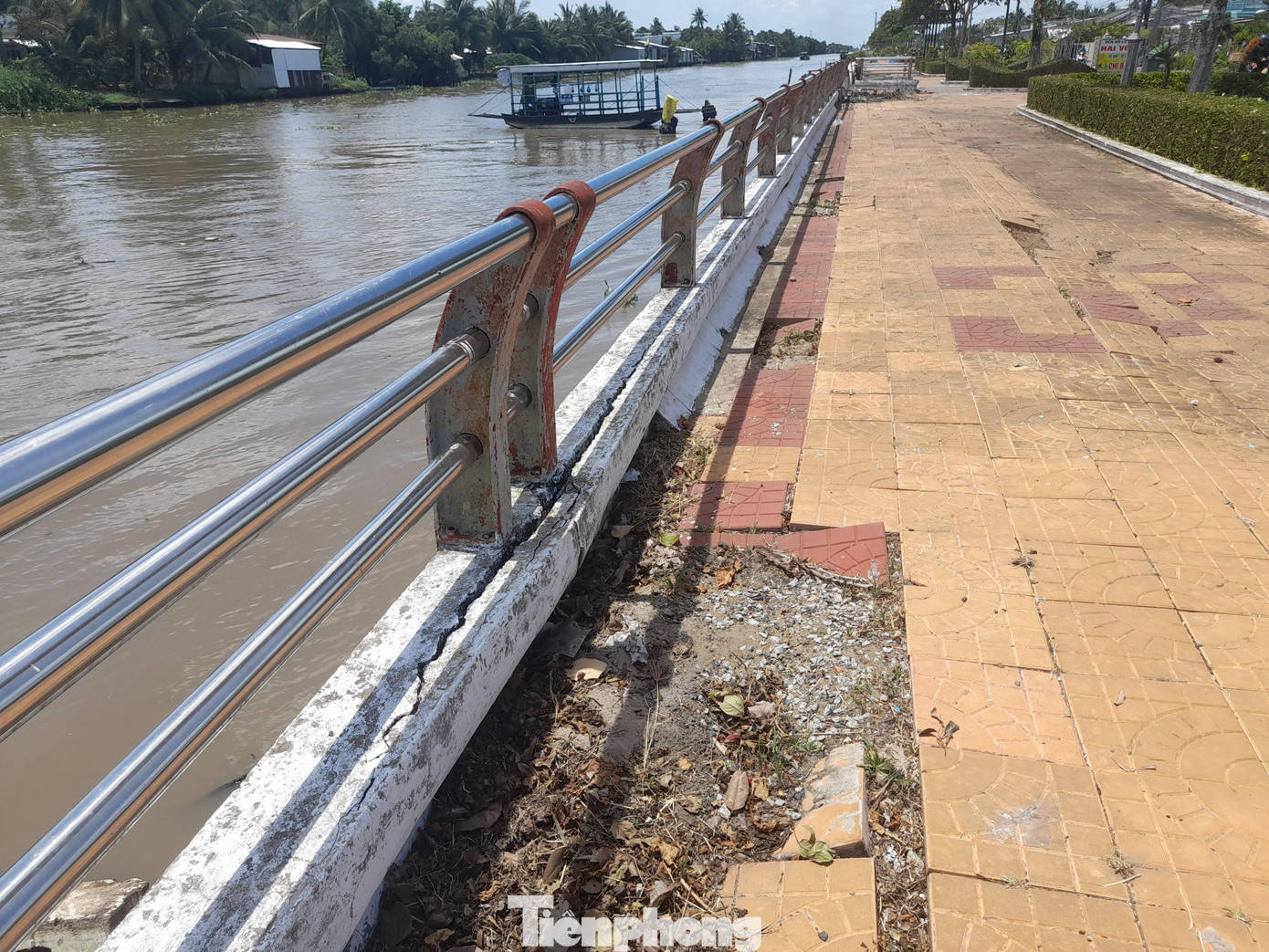 Tường móng lan can nứt từng đoạn dài.