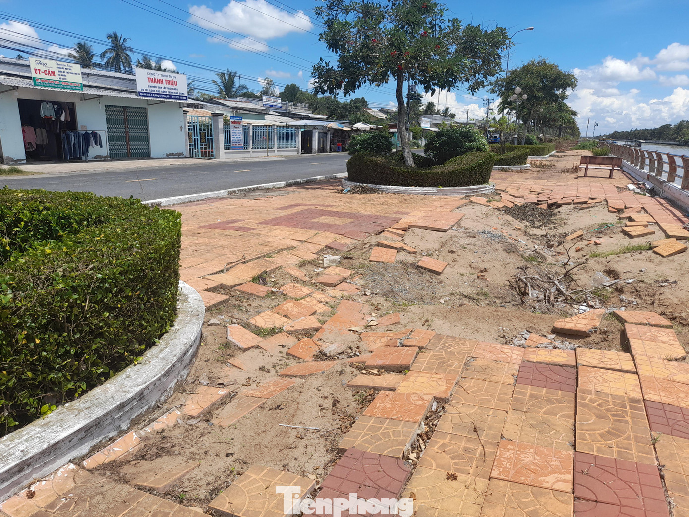 Mặt bờ kè hư hỏng nặng.