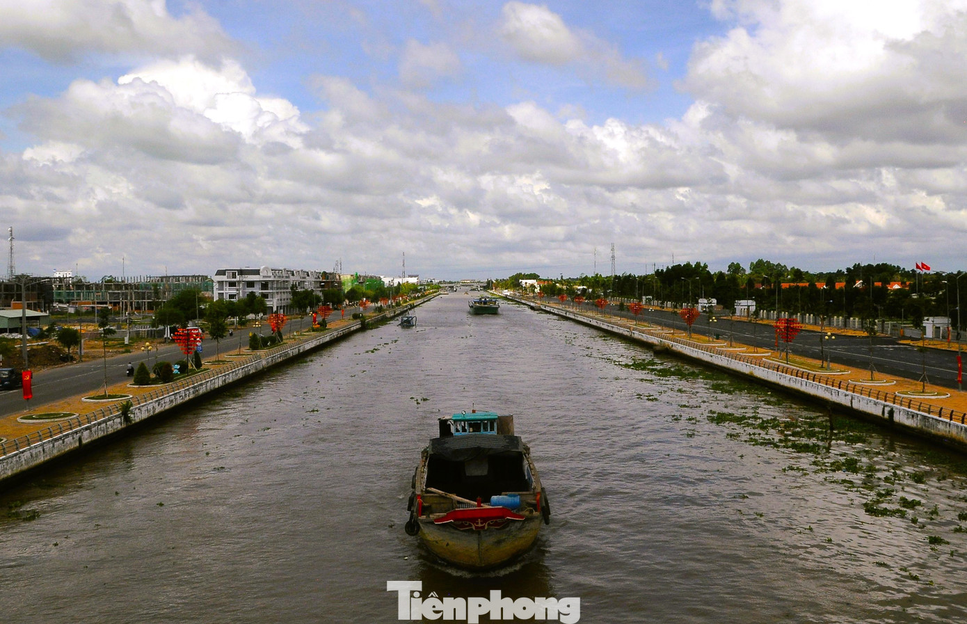 Bờ kè kênh Xà No dài hàng chục km, qua địa bàn thành phố Vị Thanh, huyện Vị Thủy và huyện Châu Thành A của tỉnh Hậu Giang.