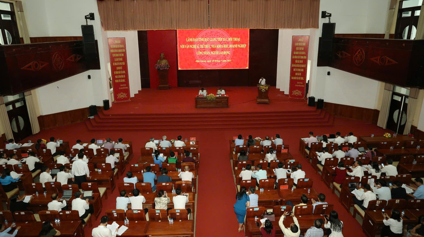 Quang cảnh buổi tiếp xúc. Quang cảnh buổi tiếp xúc.