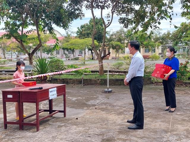 Lãnh đạo tỉnh Hậu Giang tặng quà cho trẻ em tại một khu cách ly. Lãnh đạo tỉnh Hậu Giang tặng quà cho trẻ em tại một khu cách ly.
