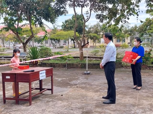 Lãnh đạo tỉnh Hậu Giang tặng quà cho trẻ em tại một khu cách ly.
