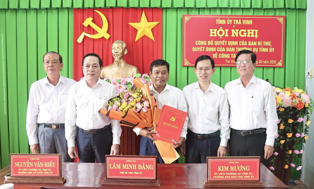 Lãnh đạo Tỉnh ủy, Ban Tổ chức Tỉnh ủy Trà Vinh trao quyết định cho ông Kim Rương (giữa). Ảnh: Quốc Bình Lãnh đạo Tỉnh ủy, Ban Tổ chức Tỉnh ủy Trà Vinh trao quyết định cho ông Kim Rương (giữa). Ảnh: Quốc Bình