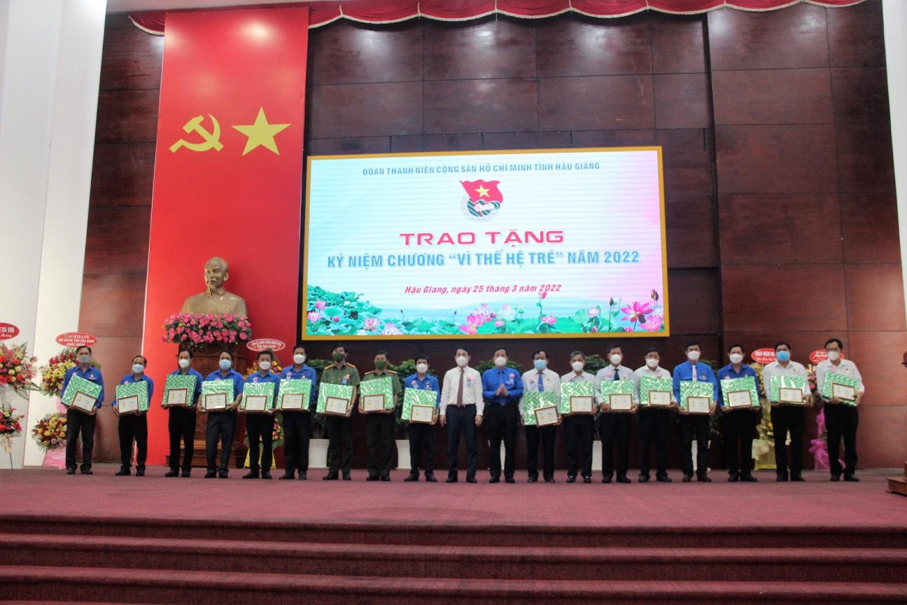 Trao tặng Kỷ niệm chương "Vì thế hệ trẻ". Trao tặng Kỷ niệm chương "Vì thế hệ trẻ".