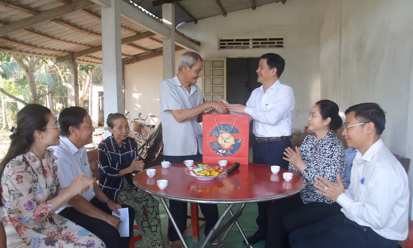 Ông Trần Văn Huyến - Chủ tịch HĐND tỉnh Hậu Giang tặng quà gia đình chính sách tại TP. Ngã Bảy.