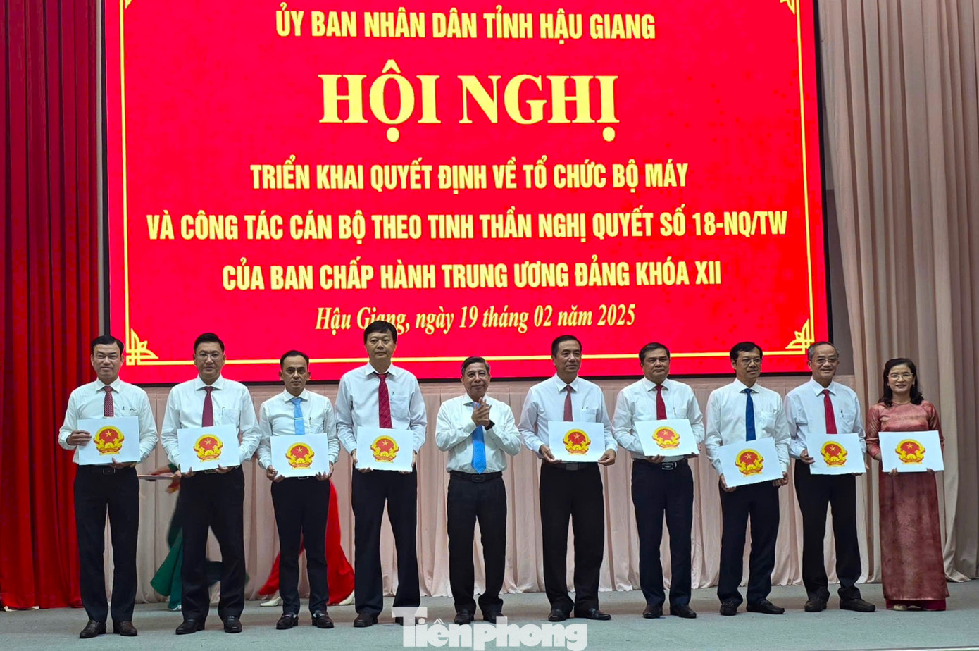 Ông Đồng Văn Thanh - Bí thư Tỉnh ủy, Chủ tịch HĐND tỉnh Hậu Giang trao quyết định cho lãnh đạo các sở sau sắp xếp. Ảnh: CK.