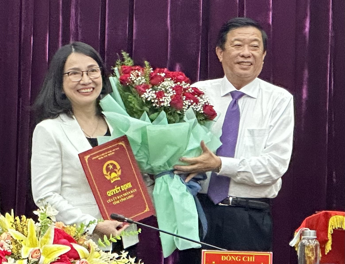 Bà Hồ Thị Thu Hằng nhận quyết định làm Giám đốc Sở Y tế Vĩnh Long.