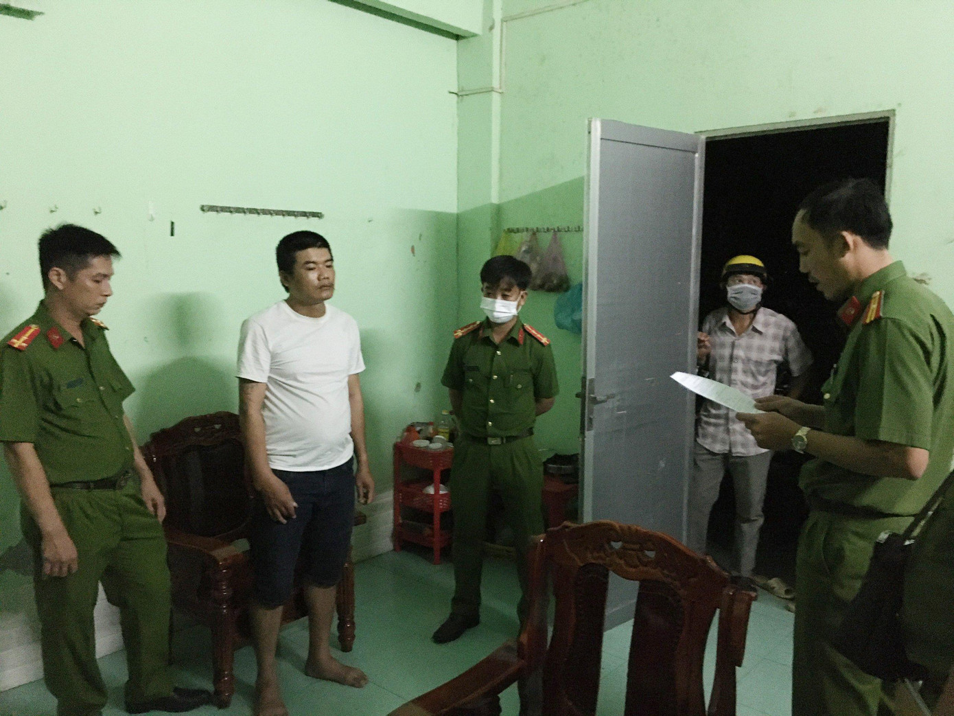 Thi hành lệnh bắt người đối với Phạm Quốc Thống. Thi hành lệnh bắt người đối với Phạm Quốc Thống.