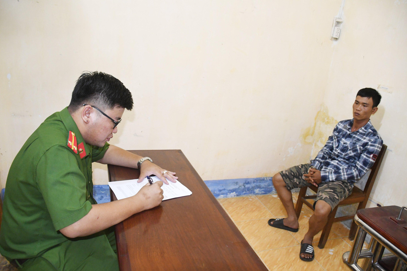 Công an làm việc với Nguyễn Văn Hổ. Công an làm việc với Nguyễn Văn Hổ.