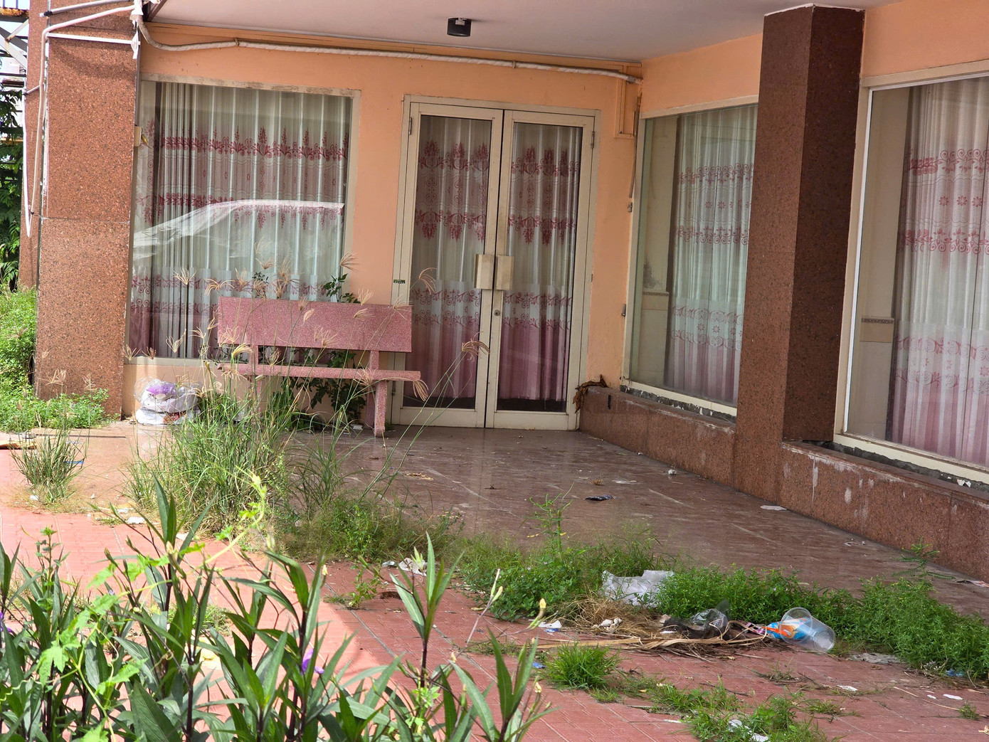 Nhà khách số 2 có 36 phòng, nhưng hiện cũng xuống cấp.