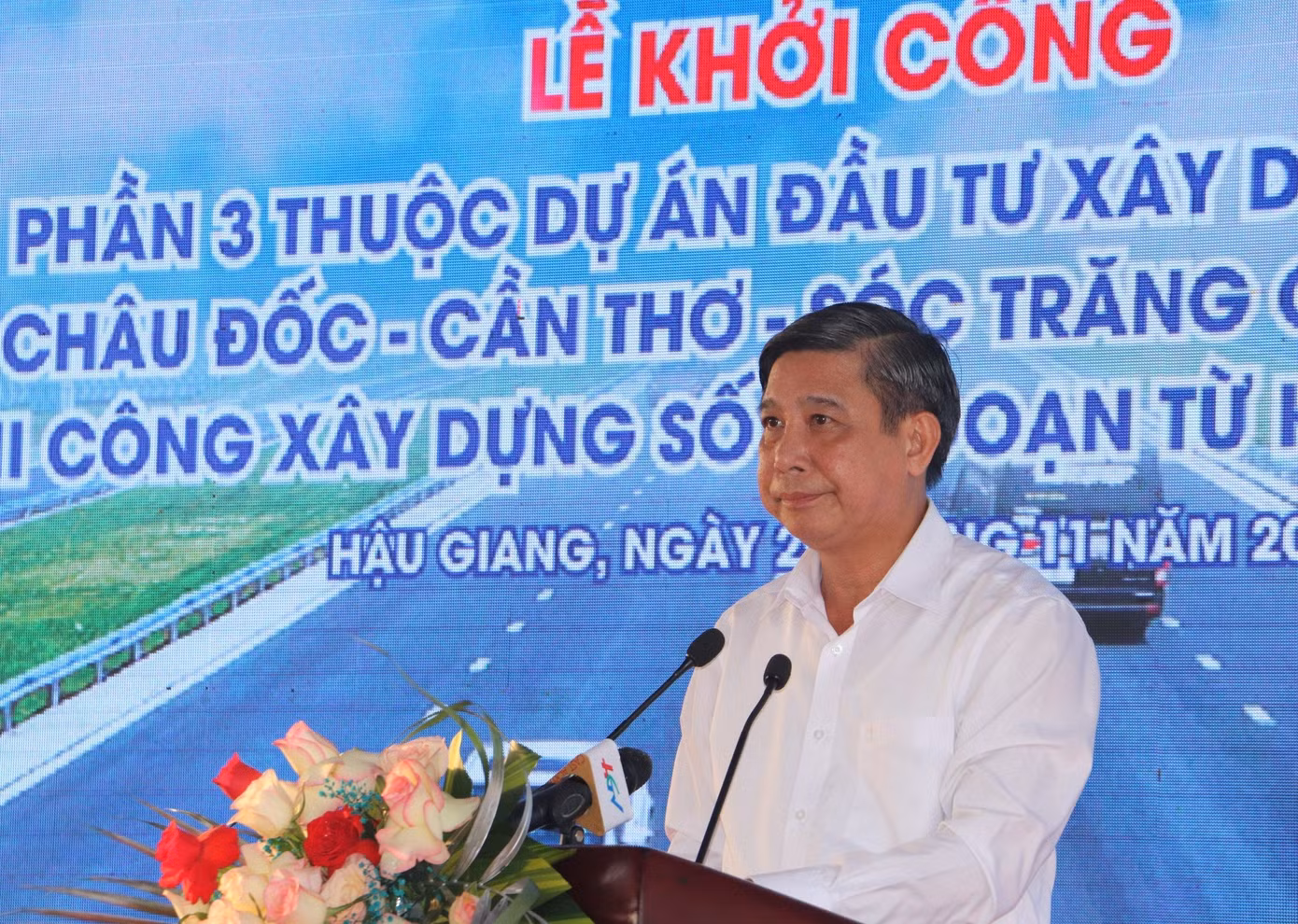Chủ tịch UBND tỉnh Hậu Giang Đồng Văn Thanh phát biểu tại lễ khởi công. Chủ tịch UBND tỉnh Hậu Giang Đồng Văn Thanh phát biểu tại lễ khởi công.