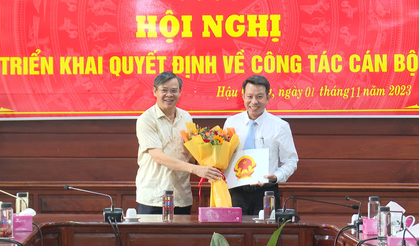 Phó Chủ tịch Thường trực UBND tỉnh Hậu Giang Trương Cảnh Tuyên trao quyết định và chúc mừng tân Phó Chánh Văn phòng UBND tỉnh Đoàn Hữu Tâm. Phó Chủ tịch Thường trực UBND tỉnh Hậu Giang Trương Cảnh Tuyên trao quyết định và chúc mừng tân Phó Chánh Văn phòng UBND tỉnh Đoàn Hữu Tâm.