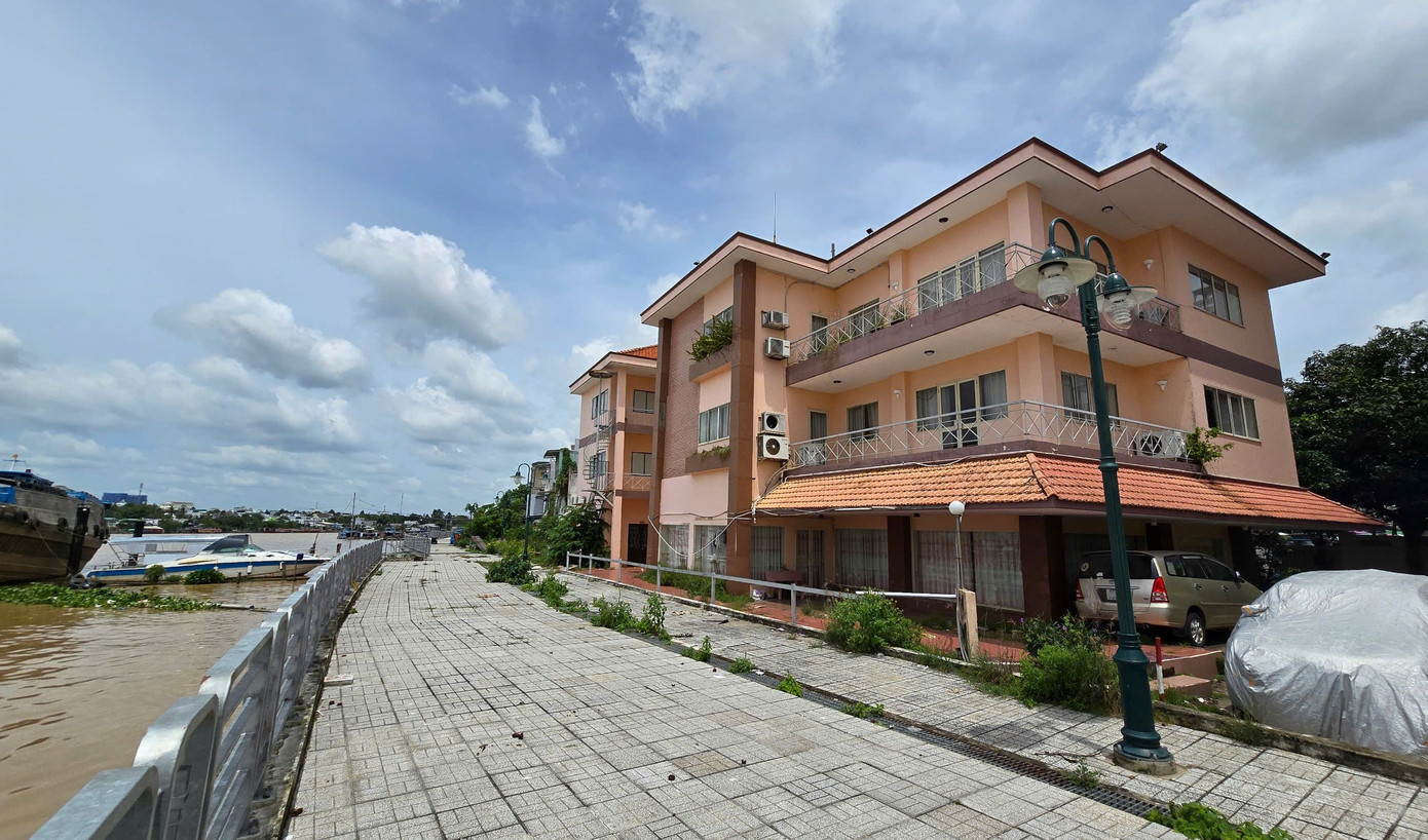 Nhà khách số 2 có 36 phòng, nhưng hiện cũng xuống cấp.