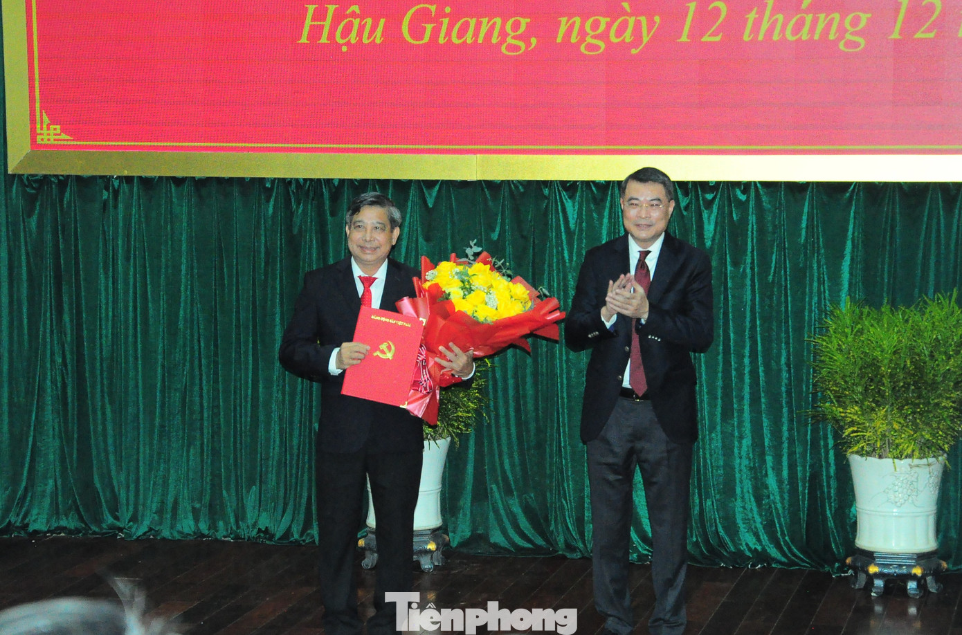 Trưởng Ban Tổ chức Trung ương Lê Minh Hưng (phải) trao quyết định cho ông Đồng Văn Thanh. Ảnh: CK