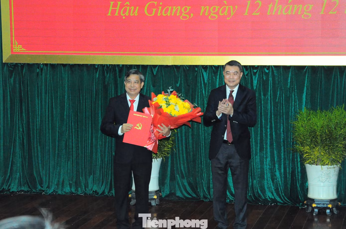 Trưởng Ban Tổ chức Trung ương Lê Minh Hưng (phải) trao quyết định cho ông Đồng Văn Thanh. Ảnh: CK Trưởng Ban Tổ chức Trung ương Lê Minh Hưng (phải) trao quyết định cho ông Đồng Văn Thanh. Ảnh: CK