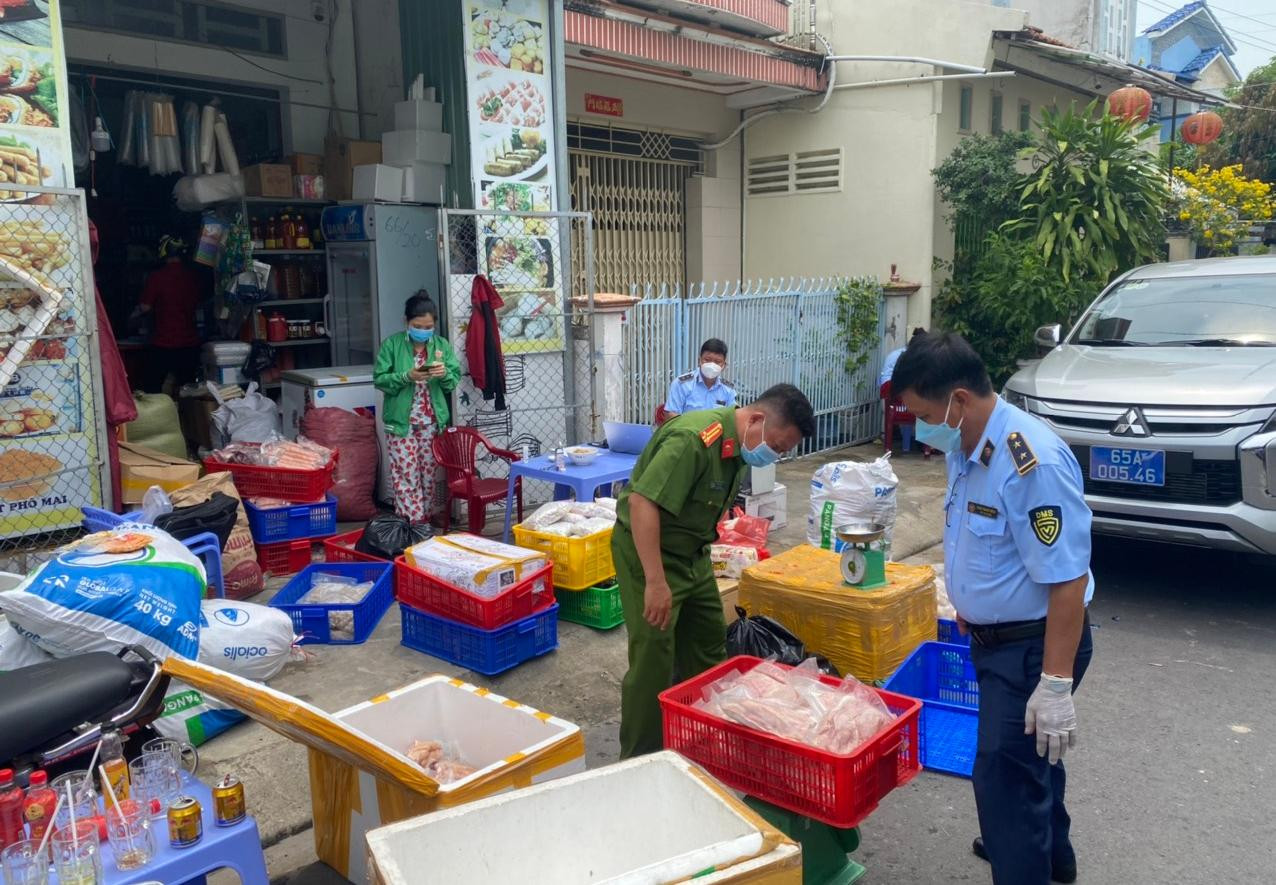 Lực lượng chức năng kiểm tra tại hộ kinh doanh Minh Quân 320. Lực lượng chức năng kiểm tra tại hộ kinh doanh Minh Quân 320.