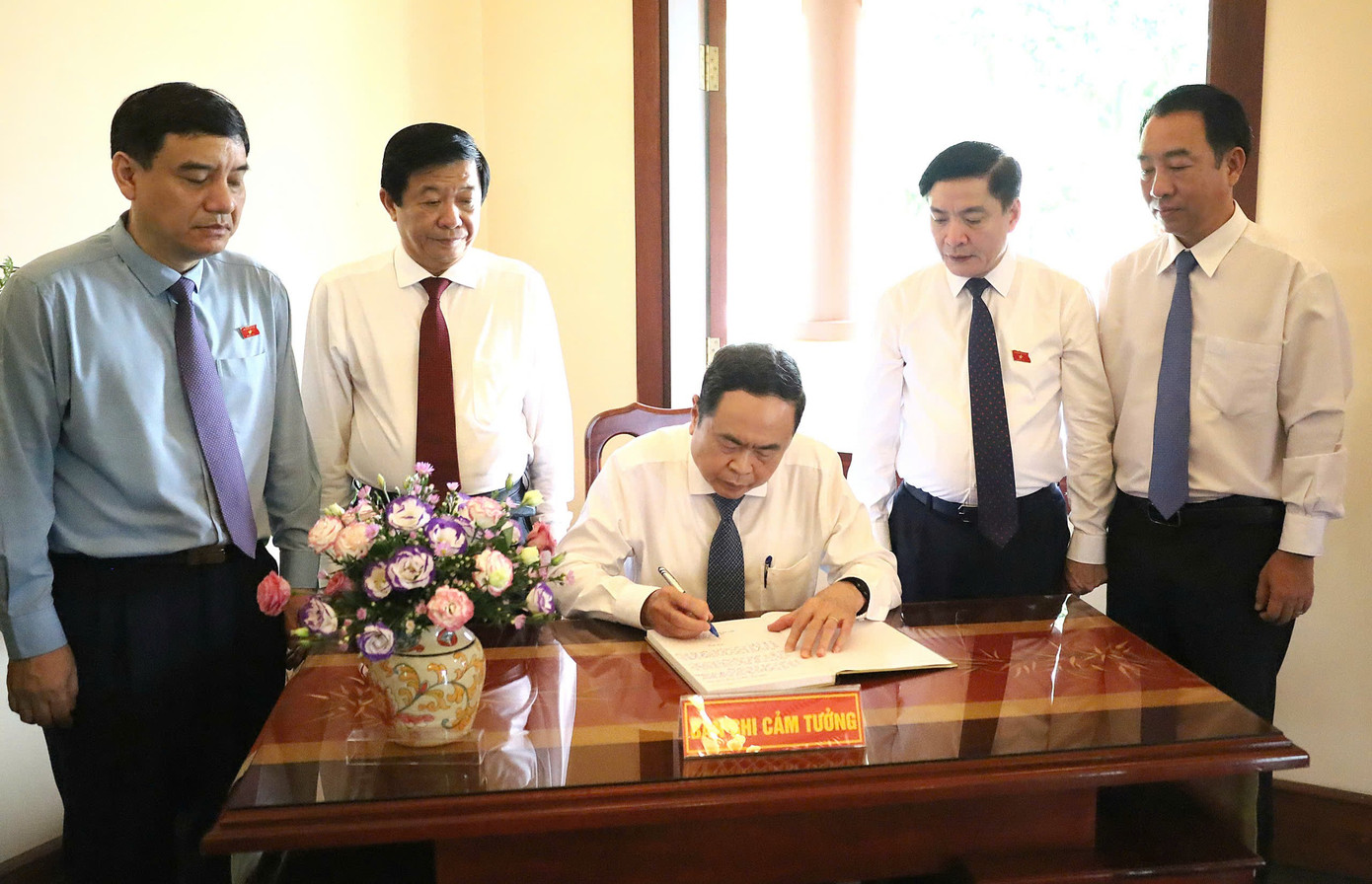 Chủ tịch Quốc hội ghi sổ cảm tưởng tại Khu lưu niệm Thủ tướng Võ Văn Kiệt. Chủ tịch Quốc hội ghi sổ cảm tưởng tại Khu lưu niệm Thủ tướng Võ Văn Kiệt.