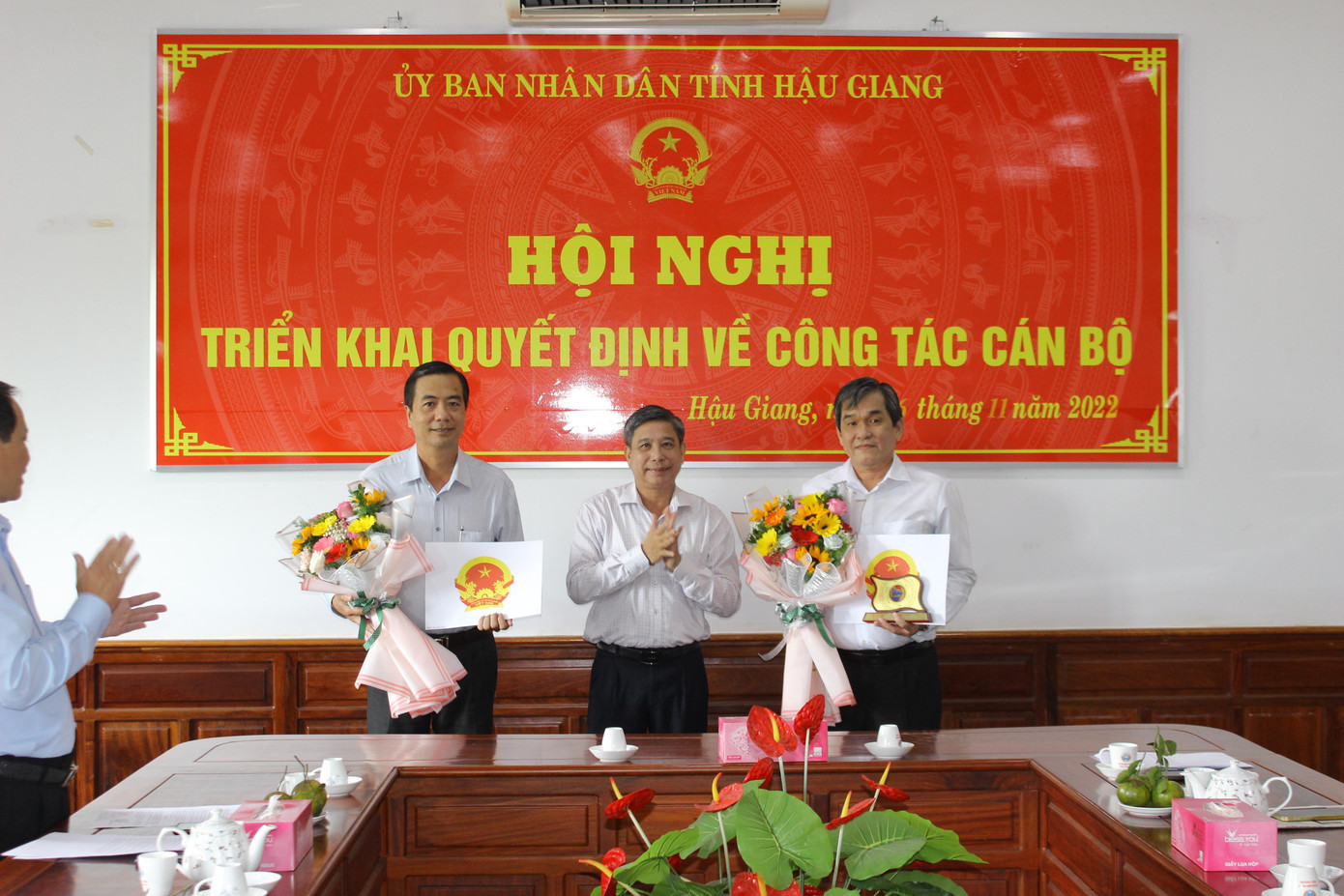 Chủ tịch UBND tỉnh Hậu Giang Đồng Văn Thanh trao quyết định cho tân Giám đốc Sở LĐ-TB&XH (trái) và ông Huỳnh Trường Vĩnh. Chủ tịch UBND tỉnh Hậu Giang Đồng Văn Thanh trao quyết định cho tân Giám đốc Sở LĐ-TB&XH (trái) và ông Huỳnh Trường Vĩnh.