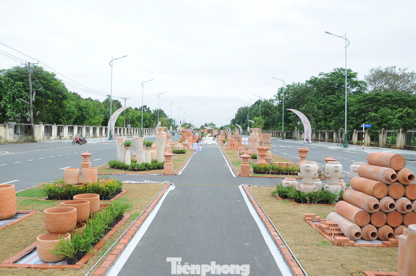 Tiểu cảnh sử dụng trên 2.500 đơn vị sản phẩm gốm đỏ huy động từ 16 đơn vị sản xuất kinh doanh gạch gốm trên địa bàn tỉnh Vĩnh Long.