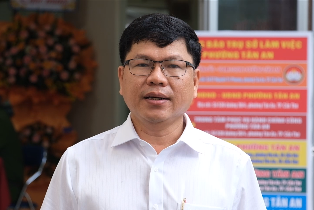 Ông Nguyễn Thái Bảo - Phó Chủ tịch UBND, Giám đốc Trung tâm Phục vụ hành chính công phường Tân An cho biết: Đã lường trước các tình huống, người dân tới giao dịch đông nên đã xử lý trước về hạ tầng công nghệ, máy móc, nhân sự, nên ngày đầu vận hành thuận lợi. Dù vậy, phường còn gặp một số cái khó khăn nhất định như điều kiện thiết bị, cơ sở vật chất, trụ sở làm việc… cần được bổ sung, hỗ trợ trong thời gian tới. Ông Nguyễn Thái Bảo - Phó Chủ tịch UBND, Giám đốc Trung tâm Phục vụ hành chính công phường Tân An cho biết: Đã lường trước các tình huống, người dân tới giao dịch đông nên đã xử lý trước về hạ tầng công nghệ, máy móc, nhân sự, nên ngày đầu vận hành thuận lợi. Dù vậy, phường còn gặp một số cái khó khăn nhất định như điều kiện thiết bị, cơ sở vật chất, trụ sở làm việc… cần được bổ sung, hỗ trợ trong thời gian tới.