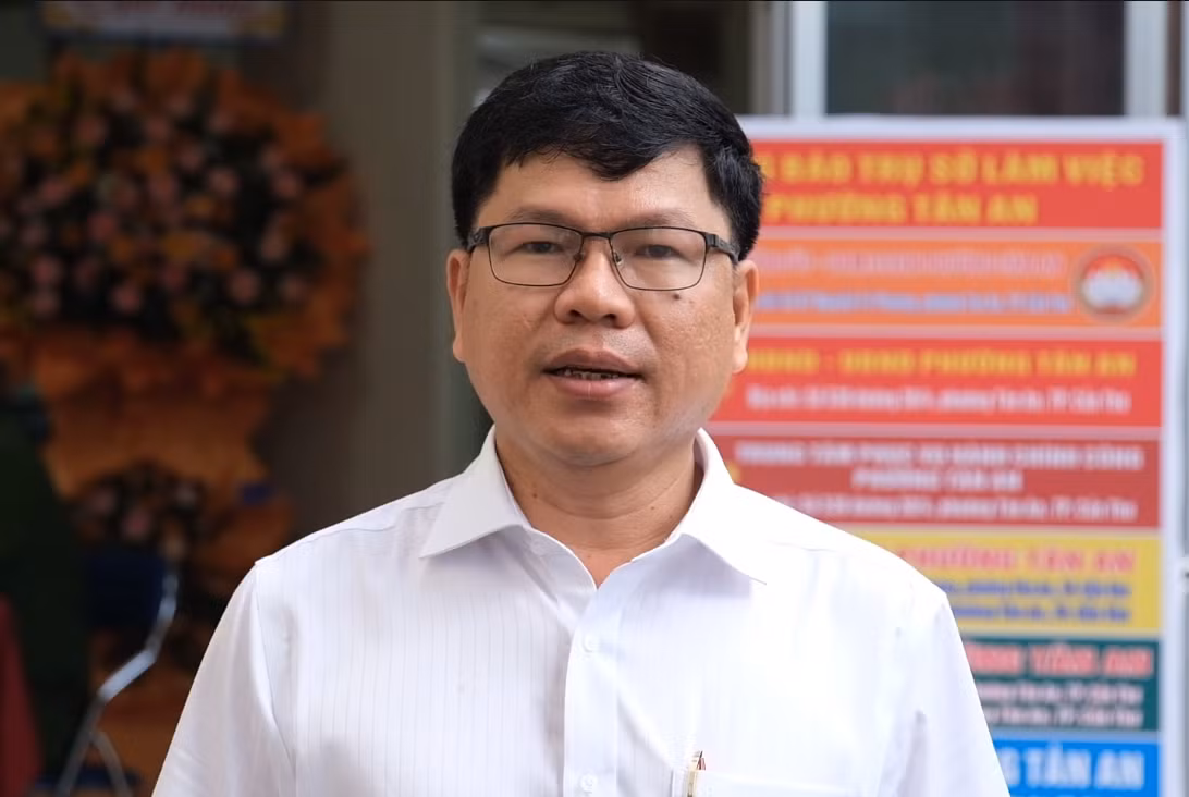 Ông Nguyễn Thái Bảo - Phó Chủ tịch UBND, Giám đốc Trung tâm Phục vụ hành chính công phường Tân An cho biết: Đã lường trước các tình huống, người dân tới giao dịch đông nên đã xử lý trước về hạ tầng công nghệ, máy móc, nhân sự, nên ngày đầu vận hành thuận lợi. Dù vậy, phường còn gặp một số cái khó khăn nhất định như điều kiện thiết bị, cơ sở vật chất, trụ sở làm việc… cần được bổ sung, hỗ trợ trong thời gian tới. Ông Nguyễn Thái Bảo - Phó Chủ tịch UBND, Giám đốc Trung tâm Phục vụ hành chính công phường Tân An cho biết: Đã lường trước các tình huống, người dân tới giao dịch đông nên đã xử lý trước về hạ tầng công nghệ, máy móc, nhân sự, nên ngày đầu vận hành thuận lợi. Dù vậy, phường còn gặp một số cái khó khăn nhất định như điều kiện thiết bị, cơ sở vật chất, trụ sở làm việc… cần được bổ sung, hỗ trợ trong thời gian tới.
