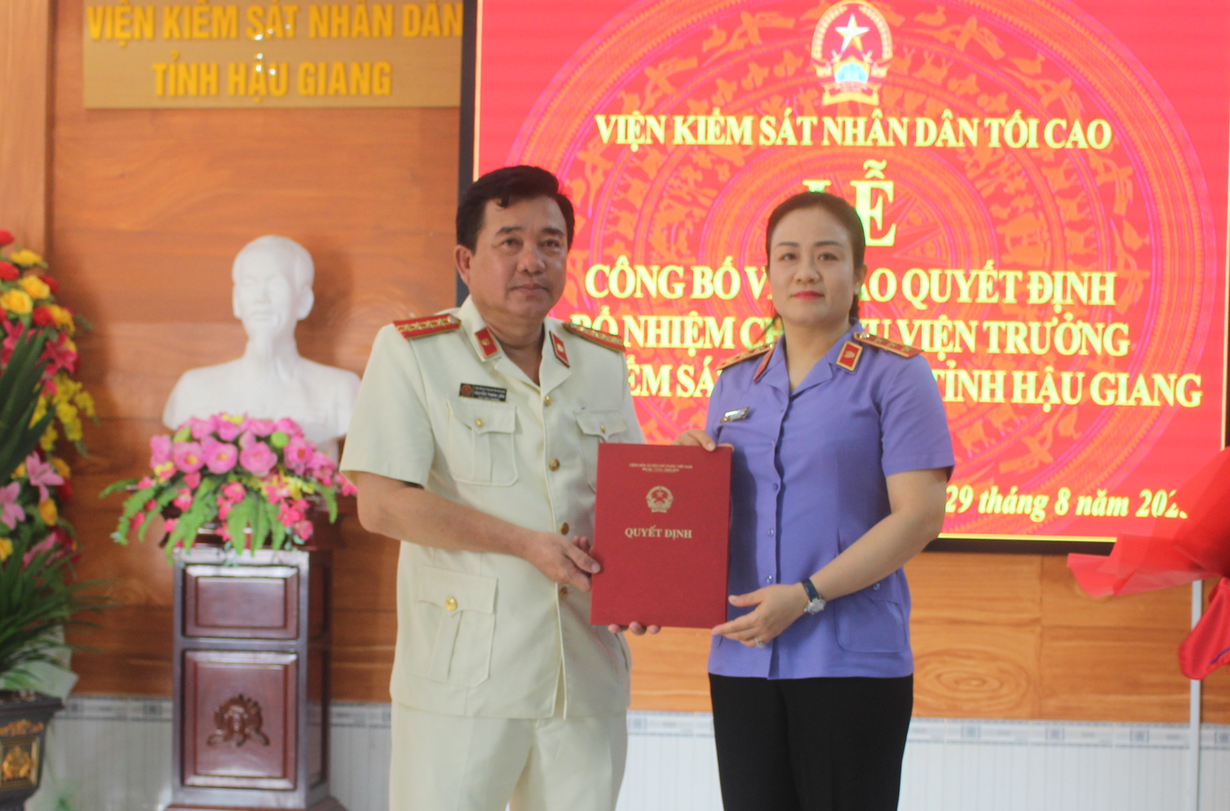 Phó viện trưởng Viện KSND Tối cao Nguyễn Hải Trâm trao quyết định cho tân Viện trưởng Viện KSND tỉnh Hậu Giang Nguyễn Thanh Liêm. Phó viện trưởng Viện KSND Tối cao Nguyễn Hải Trâm trao quyết định cho tân Viện trưởng Viện KSND tỉnh Hậu Giang Nguyễn Thanh Liêm.