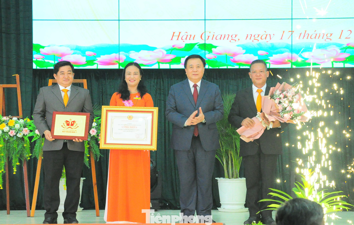 Giáo sư, Tiến sỹ Nguyễn Xuân Thắng, Giám đốc Học viện Chính trị quốc gia Hồ Chí Minh trao Bằng công nhận Trường Chính trị tỉnh Hậu Giang đạt chuẩn mức 1. Ảnh: CK Giáo sư, Tiến sỹ Nguyễn Xuân Thắng, Giám đốc Học viện Chính trị quốc gia Hồ Chí Minh trao Bằng công nhận Trường Chính trị tỉnh Hậu Giang đạt chuẩn mức 1. Ảnh: CK