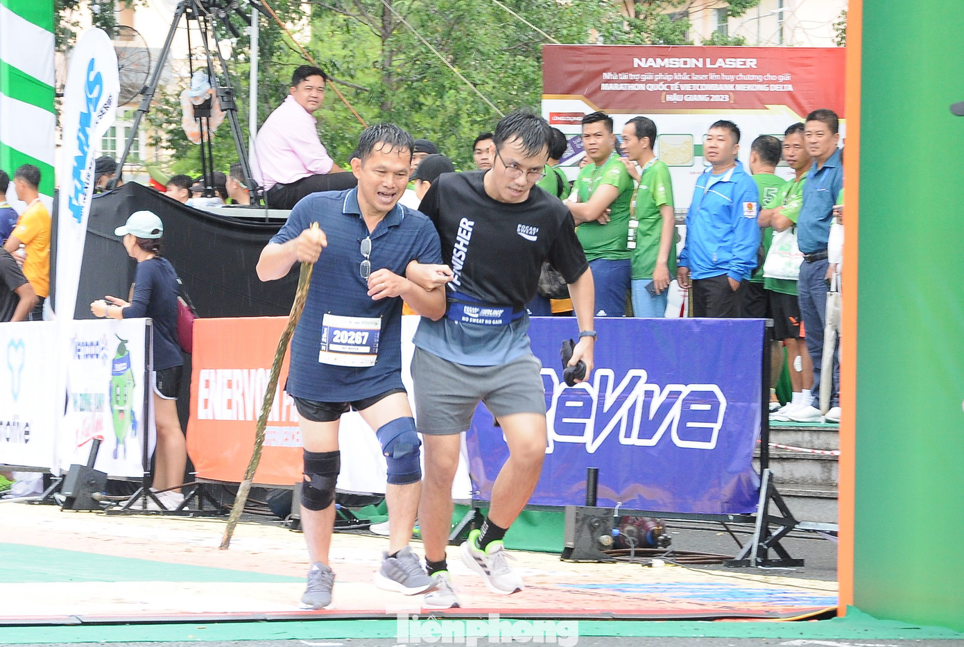 Dìu nhau về đích.