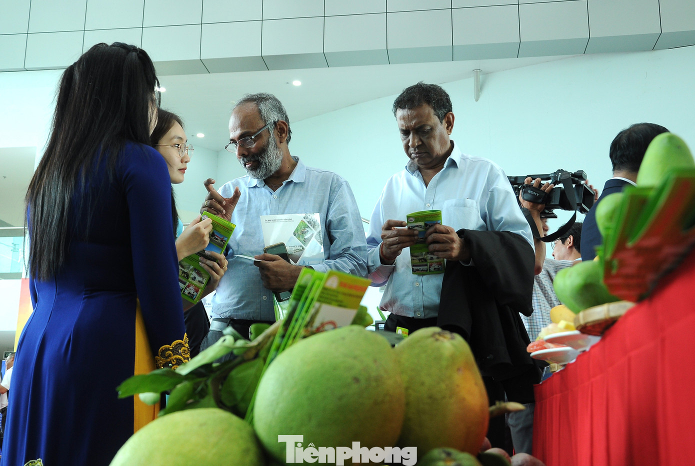 Các doanh nghiệp Ấn Độ tham quan, tìm hiểu các sản phẩm chủ lực của Vĩnh Long. Ảnh: CK. Các doanh nghiệp Ấn Độ tham quan, tìm hiểu các sản phẩm chủ lực của Vĩnh Long. Ảnh: CK.