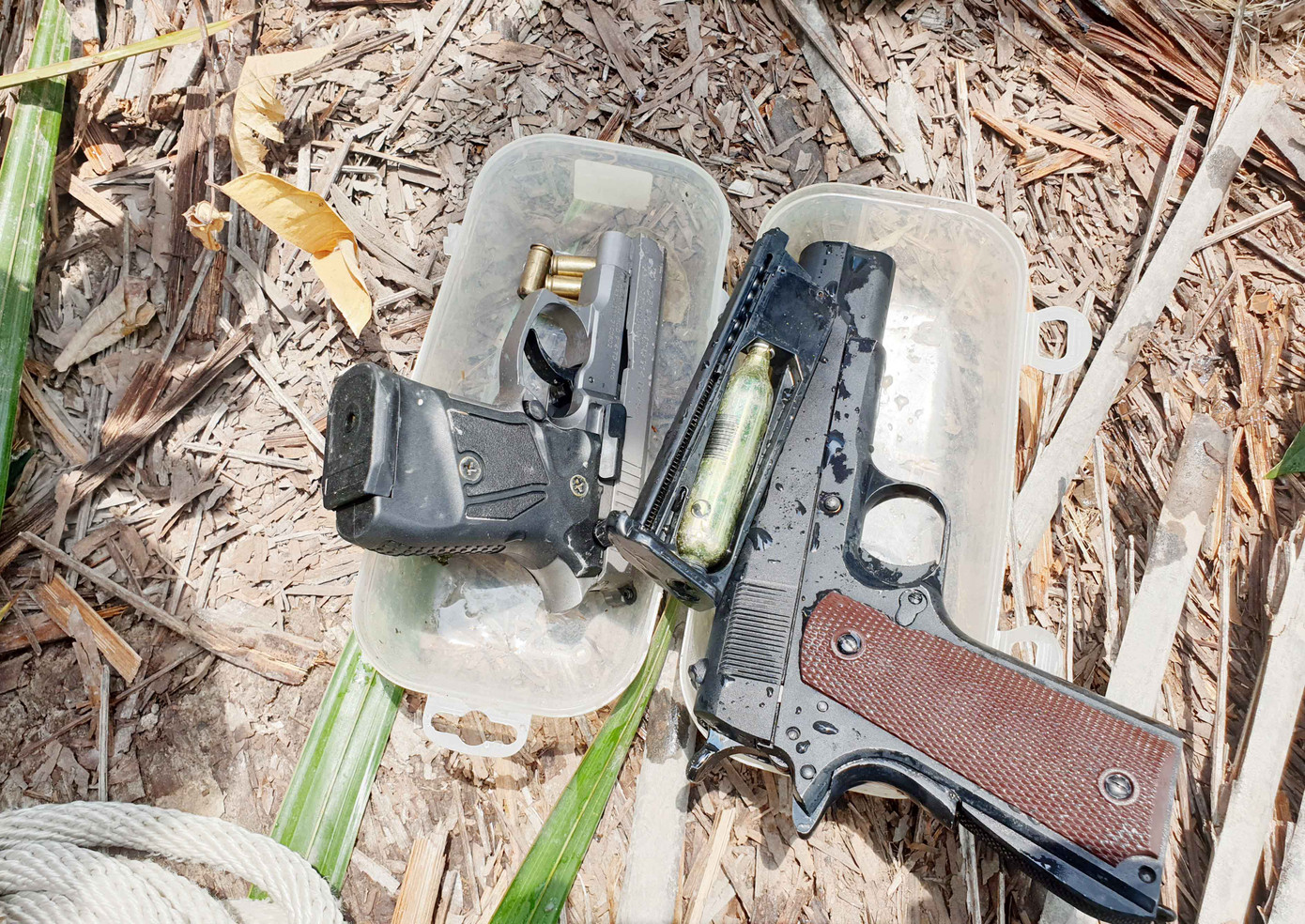 Hai khẩu súng của các đối tượng được công an tìm thấy. Ảnh: Công an cung cấp. Hai khẩu súng của các đối tượng được công an tìm thấy. Ảnh: Công an cung cấp.