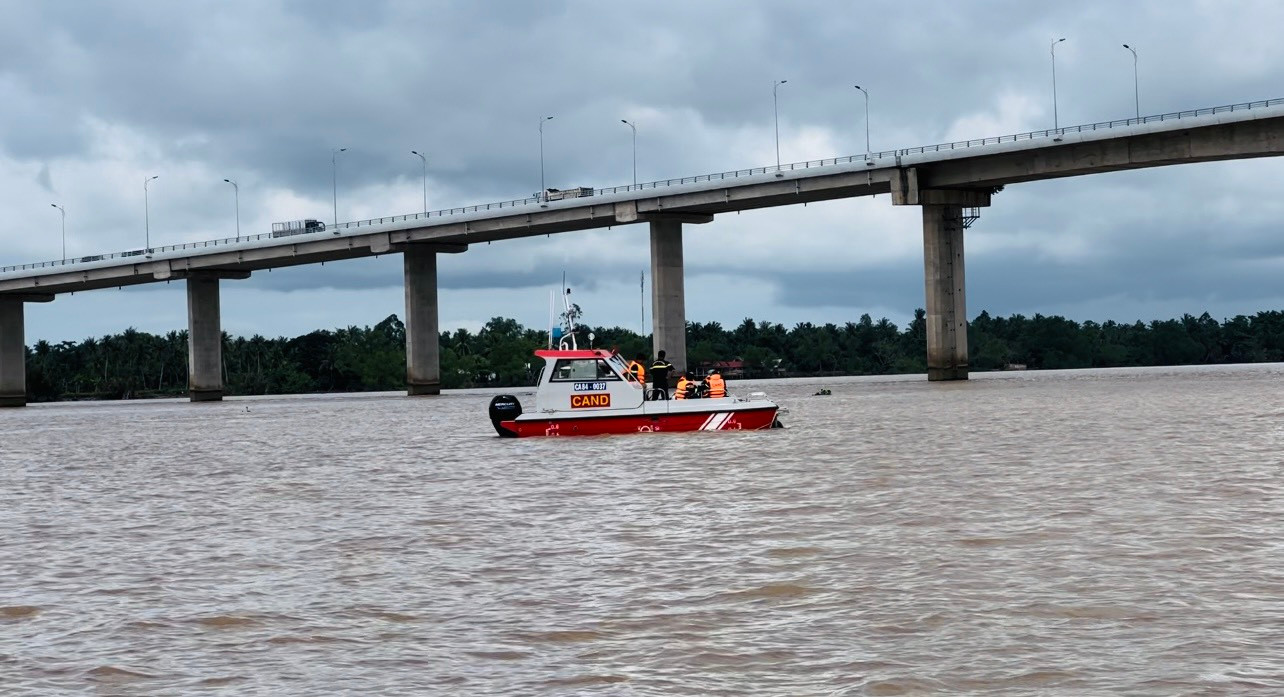 Lực lượng chức năng vẫn đang tích cực tìm kiếm người mẹ. Lực lượng chức năng vẫn đang tích cực tìm kiếm người mẹ.