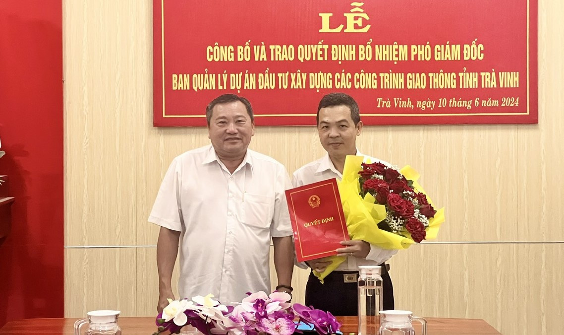 Phó Chủ tịch UBND tỉnh Trà Vinh - Nguyễn Trung Hoàng trao quyết định cho ông Lâm Quang Lộc làm Phó Giám đốc Ban Quản lý dự án đầu tư xây dựng các công trình giao thông tỉnh Trà Vinh. Phó Chủ tịch UBND tỉnh Trà Vinh - Nguyễn Trung Hoàng trao quyết định cho ông Lâm Quang Lộc làm Phó Giám đốc Ban Quản lý dự án đầu tư xây dựng các công trình giao thông tỉnh Trà Vinh.