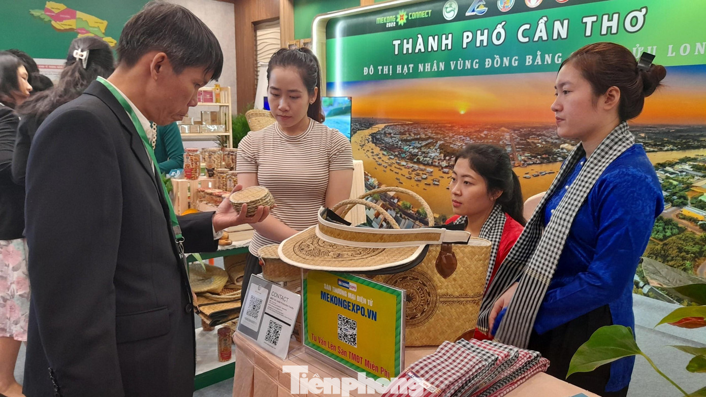 Nhiều sản phẩm chất lượng được trưng bày ở diễn đàn (ảnh: Cảnh Kỳ).