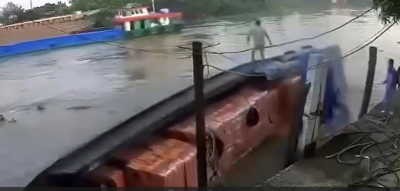 Chiếc ghe lúc đang lật và chìm dần. Ảnh cắt từ clip