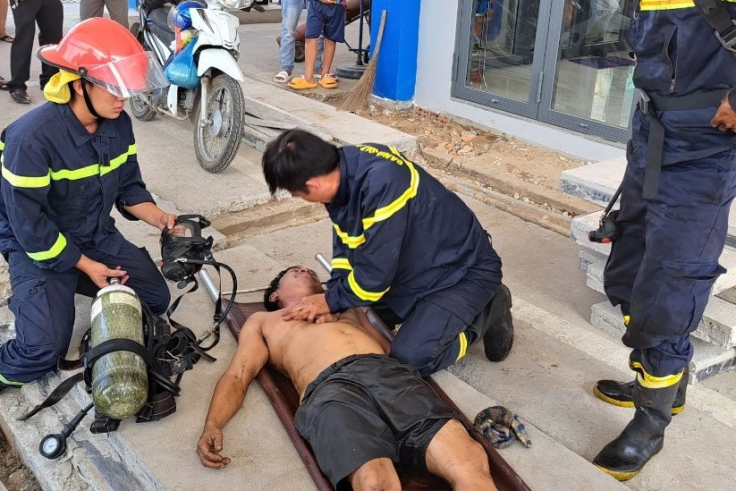 Lực lượng chức năng tiến hành sơ cứu nạn nhân.