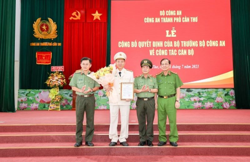 Lãnh đạo Công an thành phố Cần Thơ chúc mừng tân Phó Giám đốc.