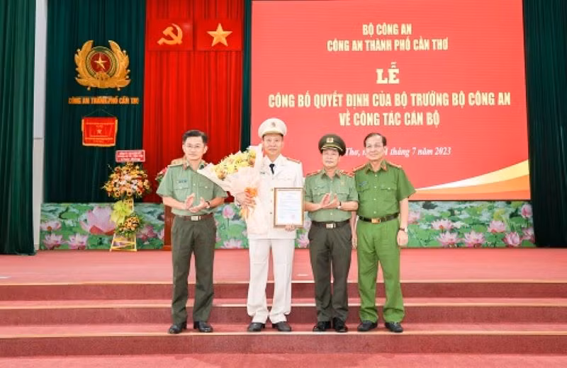 Lãnh đạo Công an thành phố Cần Thơ chúc mừng tân Phó Giám đốc.