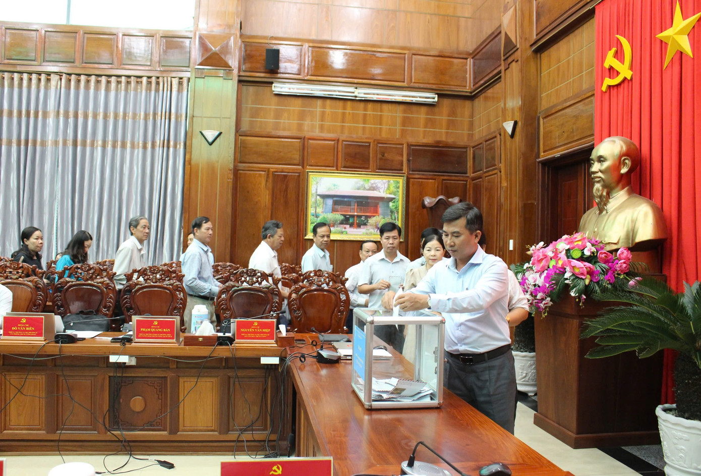 Các ban ngành, cơ quan, đoàn thể... tại Hậu Giang quyên góp ủng hộ đồng bào phía Bắc.