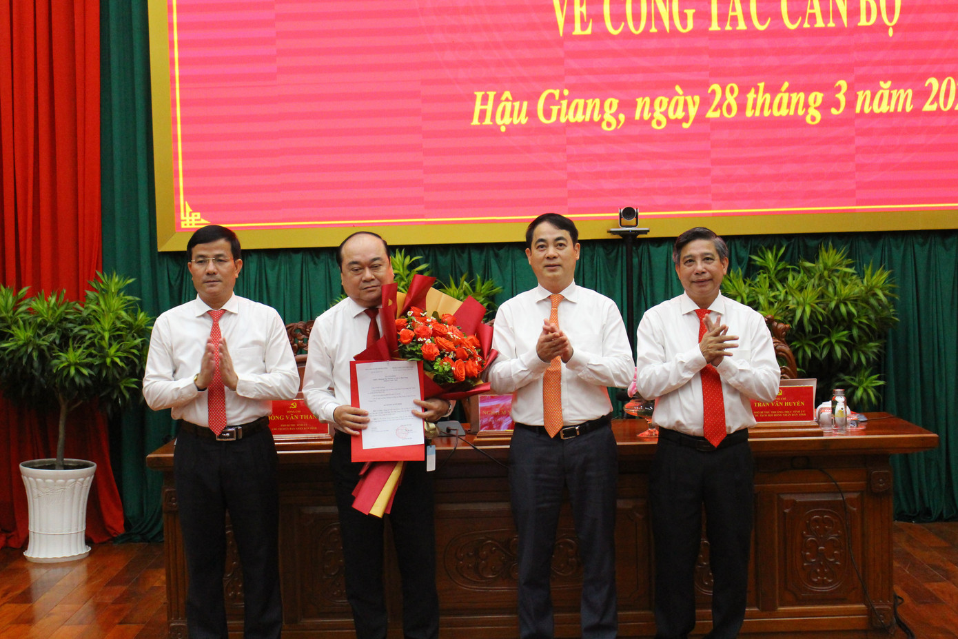 Lãnh đạo tỉnh Hậu Giang trao quyết định, chúc mừng ông Trần Văn Chính. Lãnh đạo tỉnh Hậu Giang trao quyết định, chúc mừng ông Trần Văn Chính.