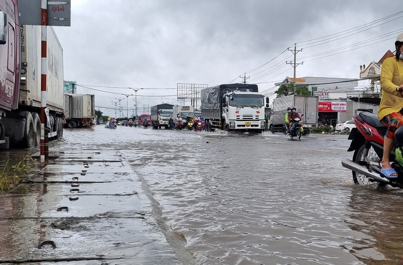 Xe máy chạy vào làn đường xe ô tô để né ngập khiến giao thông ùn tắc cục bộ.