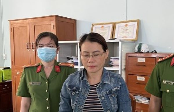 Lê Thị Dúng lúc bị bắt. Ảnh: Đạt Nhân. Lê Thị Dúng lúc bị bắt. Ảnh: Đạt Nhân.