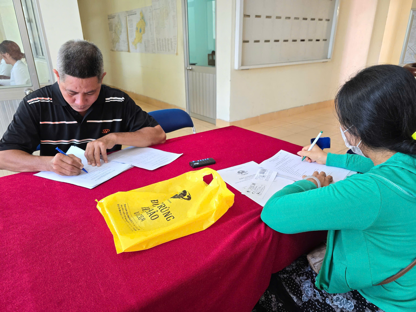 Theo ông Bảo, người dân đến giao dịch, làm các thủ tục hành chính ở phường rất đông, gấp 4-5 lần so với phường cũ trước đây, nhưng thủ tục đều được thực hiện đầy đủ, chưa phát sinh vướng mắc. Để ngày đầu vận hành thuận lợi, từ trước đó công tác chuẩn bị được đặc biệt quan tâm và tiến hành vận hành thử. Theo ông Bảo, người dân đến giao dịch, làm các thủ tục hành chính ở phường rất đông, gấp 4-5 lần so với phường cũ trước đây, nhưng thủ tục đều được thực hiện đầy đủ, chưa phát sinh vướng mắc. Để ngày đầu vận hành thuận lợi, từ trước đó công tác chuẩn bị được đặc biệt quan tâm và tiến hành vận hành thử.