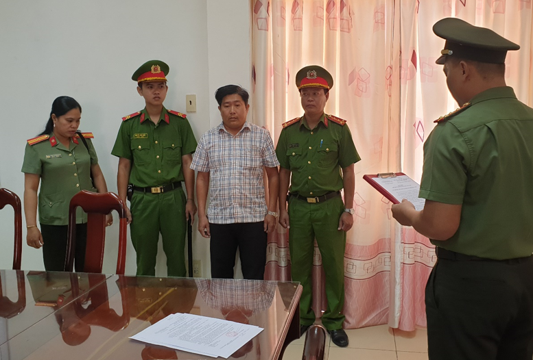 Công an thi hành các quyết định đối với ông Nguyễn Thanh Diện. Ảnh: Thế Phong.